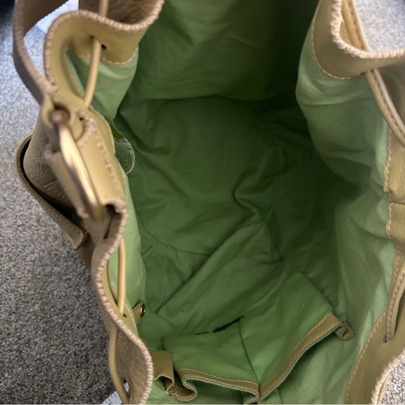 Butter yellow pebbled leather bucket bag - Picture 9 of 12